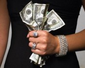 Однобокие законы: Чиновница из НБУ сняла миллион долларов во время действия запрета на снятие наличных