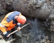 На Позняках в Киеве прорвало канализацию: в месте аварии провалился асфальтю ФОТО