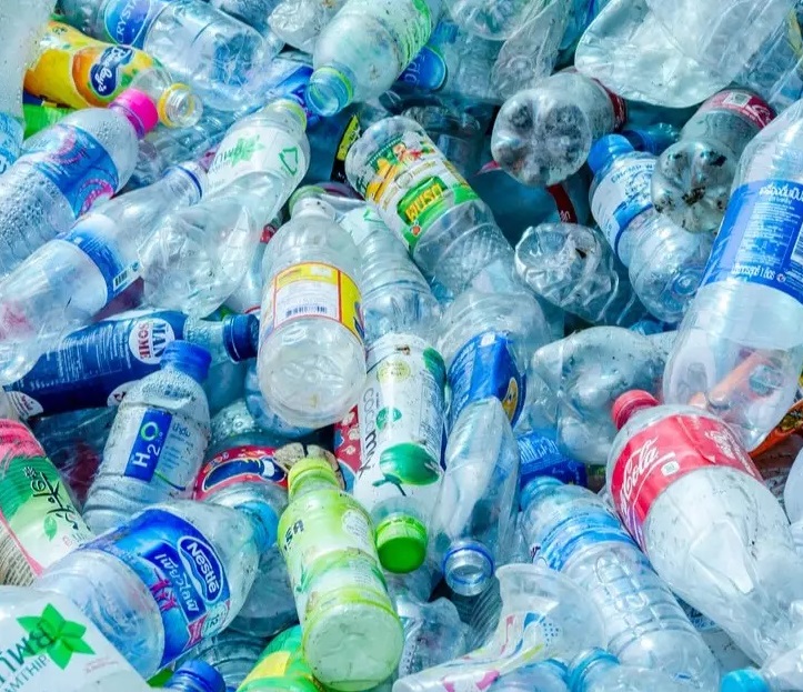 В Україні хочуть заборонити пластик: які речі зникнуть з побуту